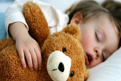 4 συμβουλές για να κοιμηθούν πιο εύκολα τα μικρά σας στις διακοπές