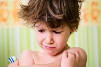 4 Τρόποι για να Σταματήσετε τη Γκρίνια του Παιδιού σας