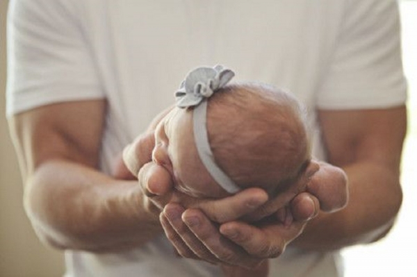 Tips για μπαμπάδες: 8 τρόποι για να επικοινωνήσετε με το νεογέννητο μωρό σας