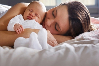 Πως θα κοιμάστε μαζί με το μωρό σας με ασφάλεια!