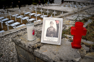 Αλβανία: Ταφή οστών 193