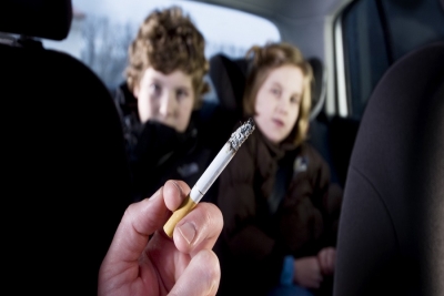 Προσοχή παθητικοί καπνιστές τα παιδιά μας ακόμη και όταν δεν καπνίζουμε μπροστά τους