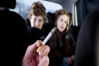 Προσοχή παθητικοί καπνιστές τα παιδιά μας ακόμη και όταν δεν καπνίζουμε μπροστά τους