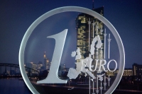 Οριακή πτώση για το ευρώ