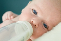 5 βήματα για το σωστό τάισμα του μωρού με το μπιμπερό